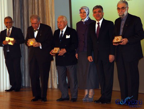 Gül 2011 ödülleri alan kişilere ödülünü verdi 