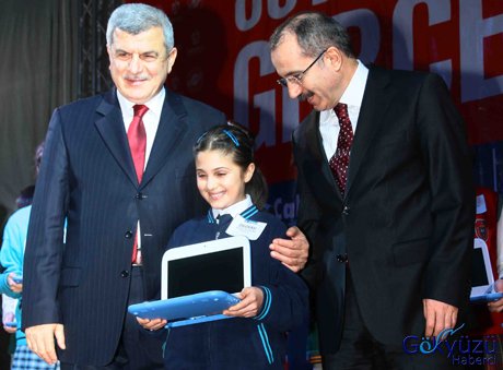 Ömer Dinçer öğrencilere bilgisayar dağıttı