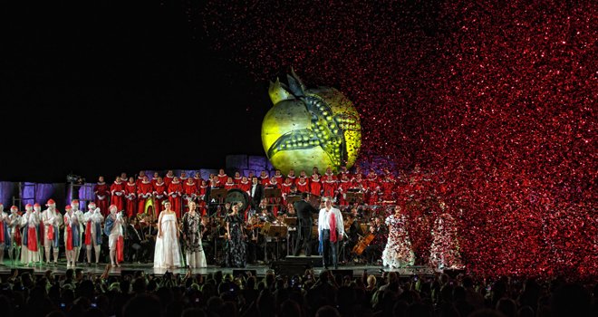Dünyanın en önemli sanat etkinliklerine, konserlerine ve festivallere yönelik olarak düzenlenen Notalı Rotalar®, müzikseverleri görkemli salonlar ve eşsiz atmosferlerde ünlü orkestralar, şefler ve müzisyenlerle buluşturuyor.