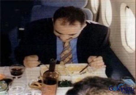 Teröristbaşı uçakta yemekte