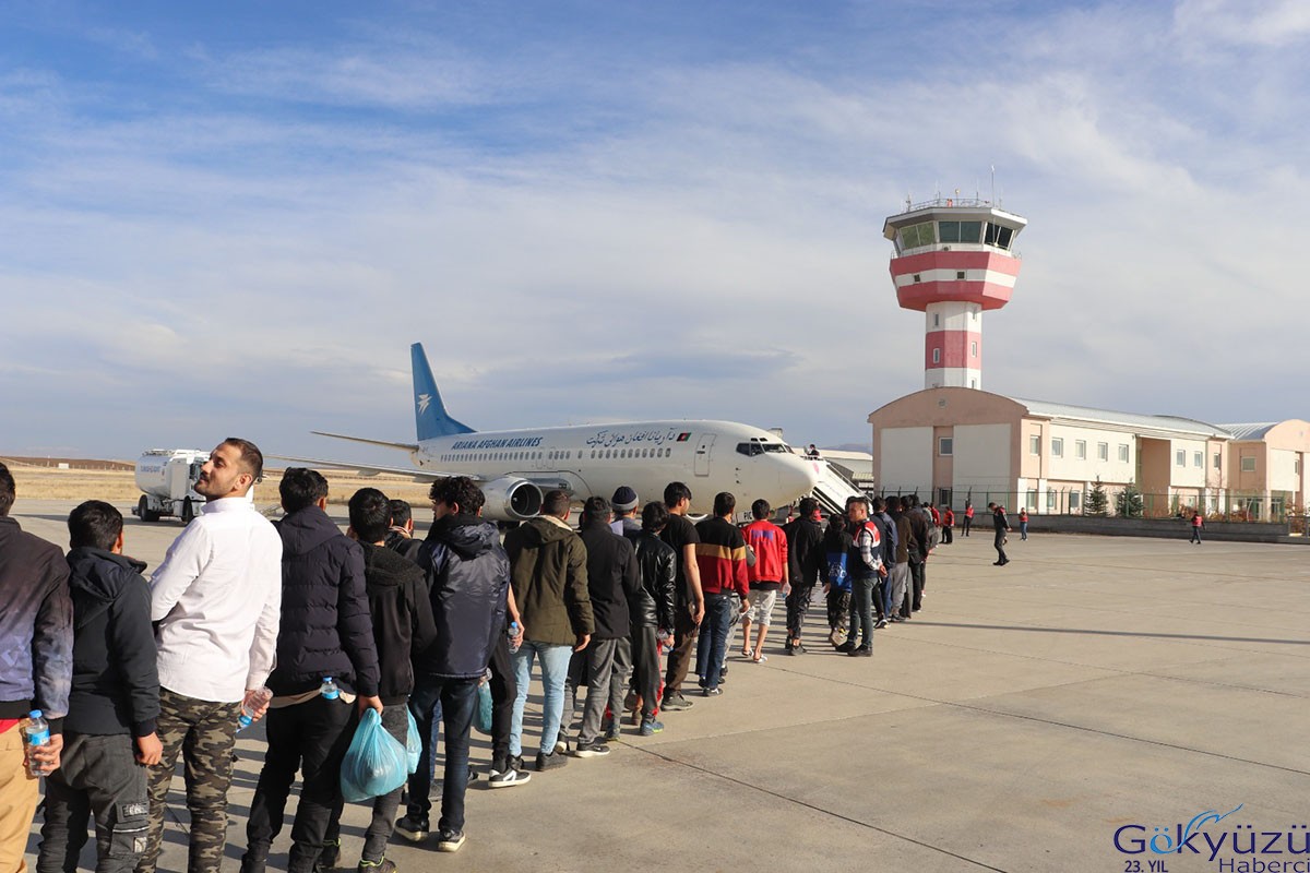 Ağrı'dan 136 Afgan göçmen, ülkelerine gönderildi
