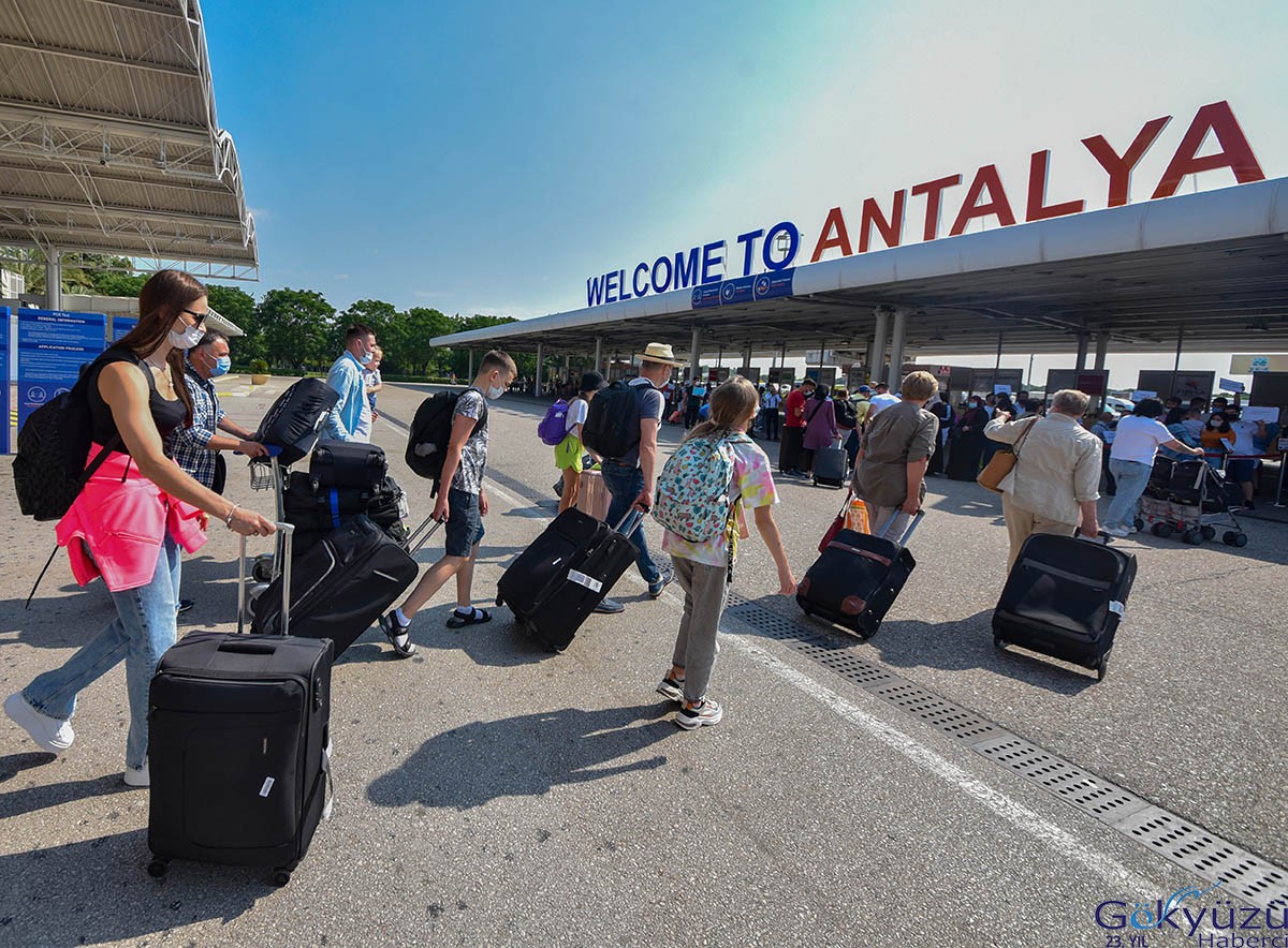 Antalya'ya hava yoluyla gelen turist sayısı 4 milyonu aştı