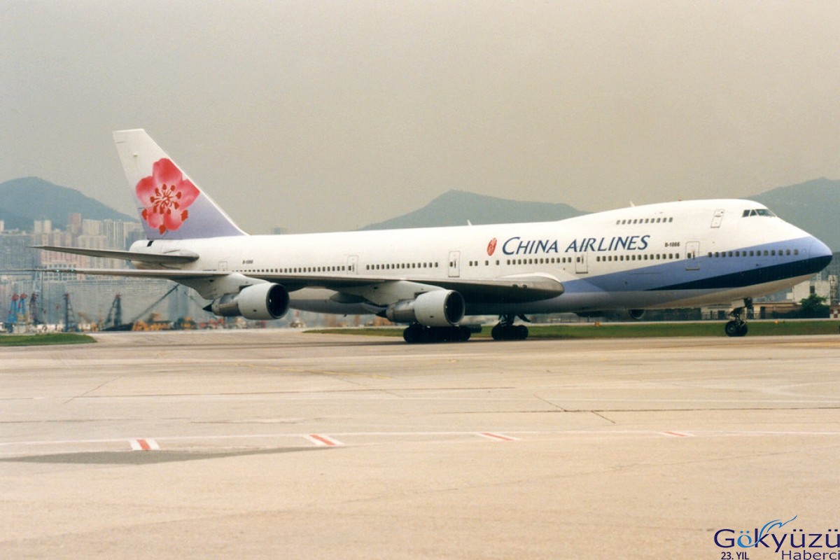 B-747 China Airlines havada parçalandı.