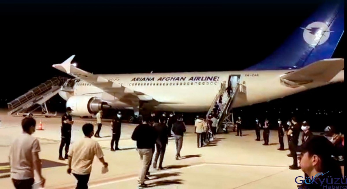 Çanakkale'de 227 Afganistanlı uçakla sınır dışı edildi