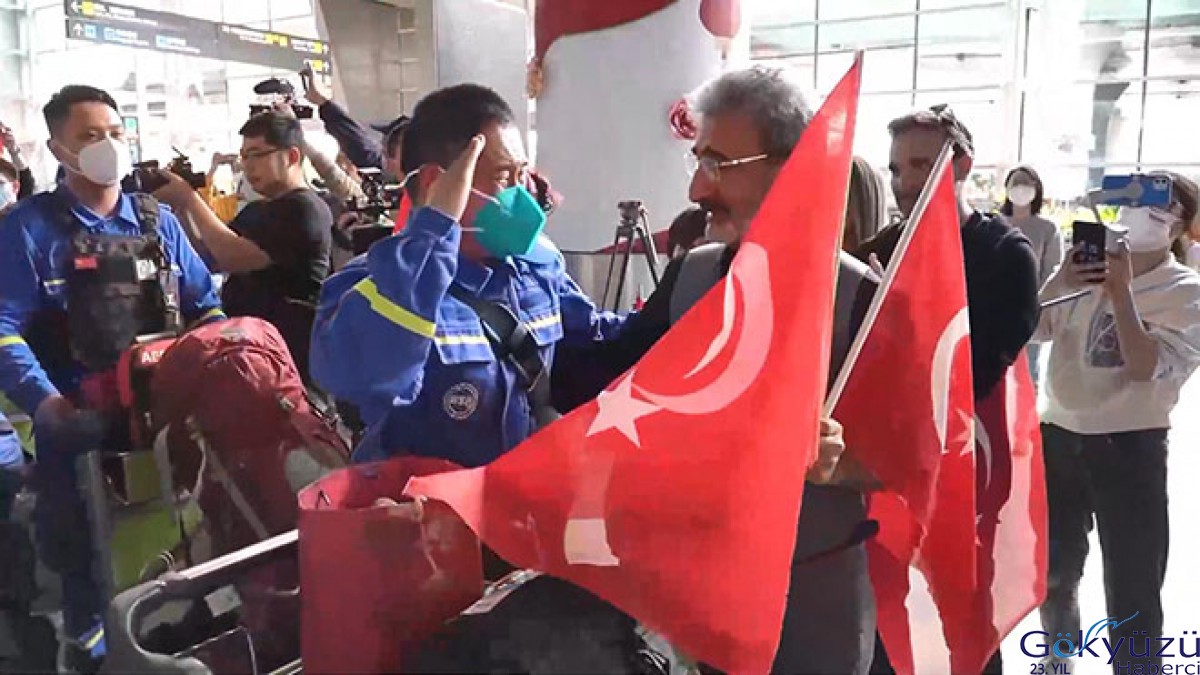Çin'e dönen kurtarma ekibi Türk bayraklarıyla karşılandı