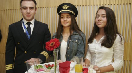 Yolcu Hizmeleri Memuruydu. Pilot Oldu.
