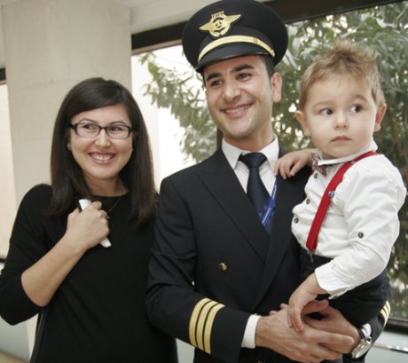 Yolcu Hizmeleri Memuruydu. Pilot Oldu.