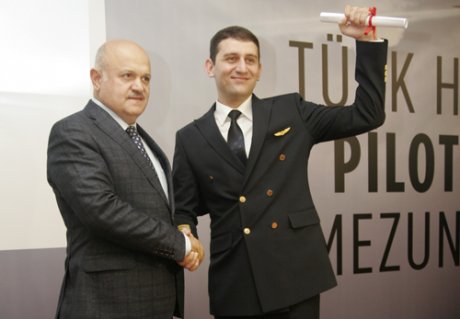 Yolcu Hizmeleri Memuruydu. Pilot Oldu.