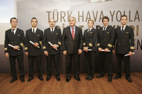 Yolcu Hizmeleri Memuruydu. Pilot Oldu.