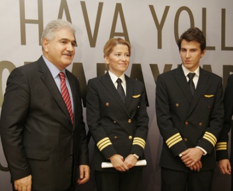 Türk Hava Yolları'nın yeni mezun olan bir'i kadın 77 pilot'u düzenlenen törenle sertifikalarını aldılar. Törene pilotların aileleride katıldı.