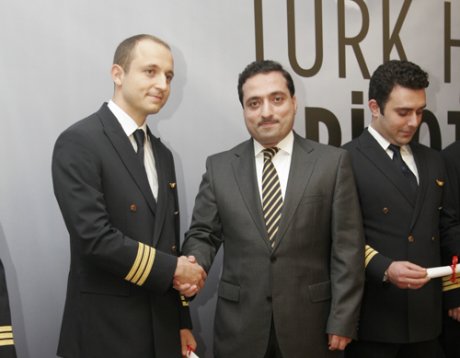 Yolcu Hizmeleri Memuruydu. Pilot Oldu.