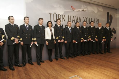 Yolcu Hizmeleri Memuruydu. Pilot Oldu.