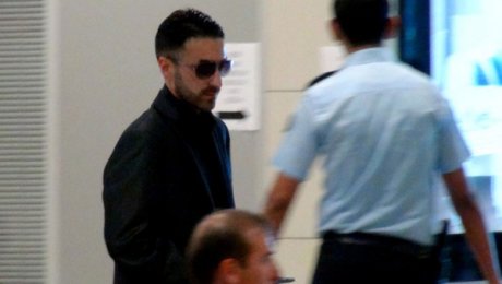 KÜÇÜK ÇOCUK BAKICI AİLEYE Almanya'da büyük ses getiren Hatun Sürücü cinayeti sonrasında çeşitli kampanyalar düzenlenmişti. Hatun Sürücü'nün hayatını konu alan bir de film çekilmişti. Film'de Sibel Kekilli başrolü oynamıştı. Hatun Sürücü adına şiddete karşı ve kadınlara yönelik çalışma yapanlara üç yıldan buna çeşitli ödüller de veriliyor. Hatun Sürücü'nün öldürüldüğü sırada yanında bulunan küçük oğlu ise gençlik dairesi tarafından aileden alınmıştı. Çocuk, kimliği gizli tutulan bakıcı aileye teslim edilmişti. YAŞAM TARZI YÜZÜNDEN ÖLDÜRÜLDÜ Hatun Sürücü, 1970’lerde Doğu Anadolu’dan bir köyden Almanya’ya göç etmiş bir ailenin kızıydı. Berlin’de bir liseye giden Hatun’u ailesi 15 yaşına geldiğinde ‘asi’ olduğu gerekçesiyle okuldan aldı. Hatun’u Türkiye’ye yollayıp kuzeni ile evlendirdiler. 1999 yılında boşanmış ve oğlu Can’a hamile olarak Almanya’ya döndü. Önce ailesinin yanında kalan genç kadın, oğlunu Berlin’de kardeşleriyle yaşadığı evde büyütmeye çalıştı. Birkaç ay sonra ise evden ayrıldı. Artık başörtüsü takmıyor, makyaj yapıyordu. Hükümetten sosyal yardım ve elektrik teknisyenliği eğitimi alan Hatun Sürücü, 2005 yılında ‘hayat tarzını’ değiştirdiği gerekçesiyle öldürüldüğünde henüz 23 yaşındaydı. Hatun Sürücü, ilerleyen yıllarda Almanya ve Avrupa’da aile şiddeti kurbanı kadınların en fazla bilinen ismi oldu.