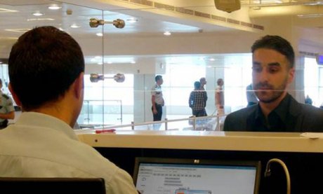 KÜÇÜK ÇOCUK BAKICI AİLEYE Almanya'da büyük ses getiren Hatun Sürücü cinayeti sonrasında çeşitli kampanyalar düzenlenmişti. Hatun Sürücü'nün hayatını konu alan bir de film çekilmişti. Film'de Sibel Kekilli başrolü oynamıştı. Hatun Sürücü adına şiddete karşı ve kadınlara yönelik çalışma yapanlara üç yıldan buna çeşitli ödüller de veriliyor. Hatun Sürücü'nün öldürüldüğü sırada yanında bulunan küçük oğlu ise gençlik dairesi tarafından aileden alınmıştı. Çocuk, kimliği gizli tutulan bakıcı aileye teslim edilmişti. YAŞAM TARZI YÜZÜNDEN ÖLDÜRÜLDÜ Hatun Sürücü, 1970’lerde Doğu Anadolu’dan bir köyden Almanya’ya göç etmiş bir ailenin kızıydı. Berlin’de bir liseye giden Hatun’u ailesi 15 yaşına geldiğinde ‘asi’ olduğu gerekçesiyle okuldan aldı. Hatun’u Türkiye’ye yollayıp kuzeni ile evlendirdiler. 1999 yılında boşanmış ve oğlu Can’a hamile olarak Almanya’ya döndü. Önce ailesinin yanında kalan genç kadın, oğlunu Berlin’de kardeşleriyle yaşadığı evde büyütmeye çalıştı. Birkaç ay sonra ise evden ayrıldı. Artık başörtüsü takmıyor, makyaj yapıyordu. Hükümetten sosyal yardım ve elektrik teknisyenliği eğitimi alan Hatun Sürücü, 2005 yılında ‘hayat tarzını’ değiştirdiği gerekçesiyle öldürüldüğünde henüz 23 yaşındaydı. Hatun Sürücü, ilerleyen yıllarda Almanya ve Avrupa’da aile şiddeti kurbanı kadınların en fazla bilinen ismi oldu.