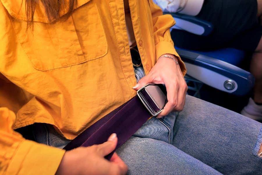 ucakta-skinny-jean-giymek-neden-kotu-bir-fikir-uzmanlar-uyariyor