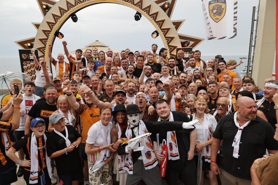acun-ilicali-hull-city-taraftarlariyla-corendon-hydros-club-kemerde-bulustu