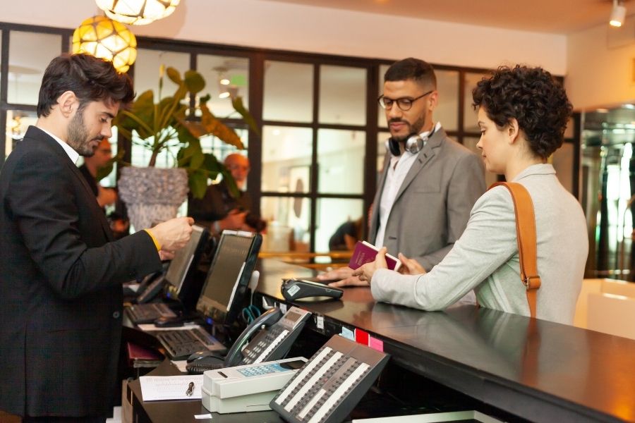 havalimani-ve-otellerde-kamerali-gozluk-ve-kvkk-risklerini-it-manager-munir-cal-degerlendirdi