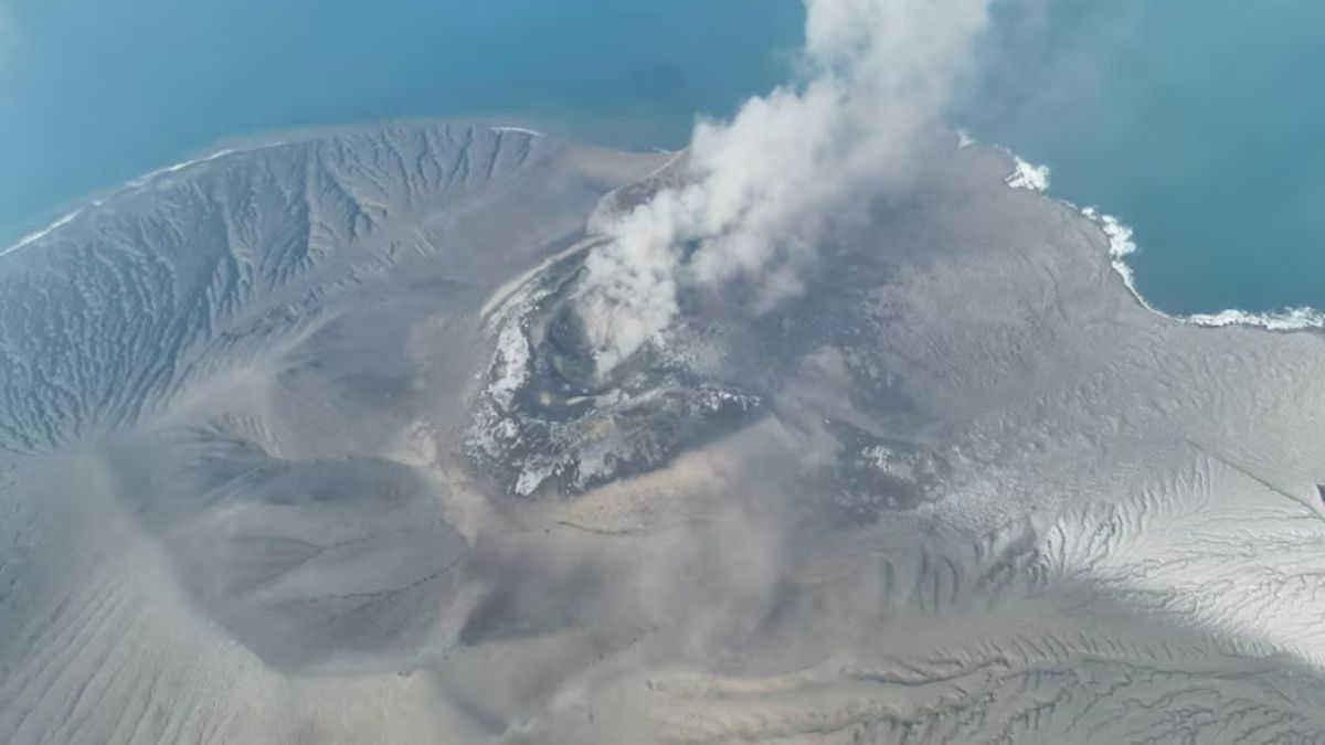 endonezyada-havalimanlari-yeniden-acildi-anak-krakatau-341-bin-yolcuyu-etkiledi