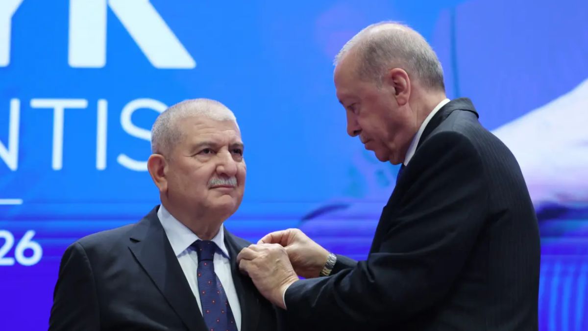 kani-torun-ak-partiye-katildi-rozetini-erdogan-takti